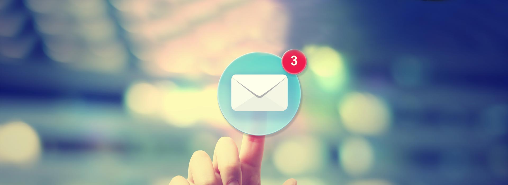 Imagem ilustrativa: dedo toca ícone de aplicativo de e-mail