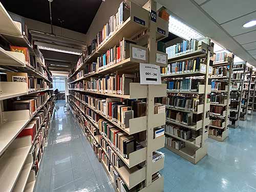 Imagem da biblioteca com muitas estantes cheias de livros