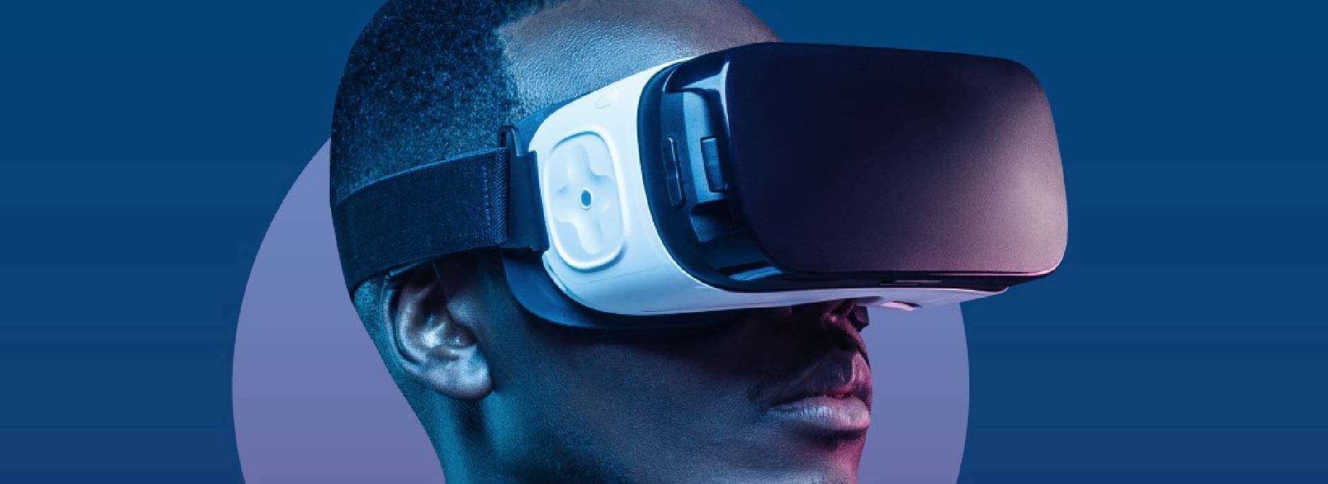 Imagem de um homem utilizando óculos de realidade virtual