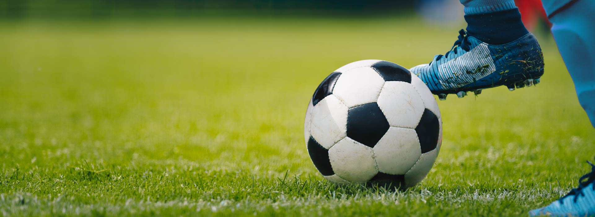Imagem de uma bola de futebol em um campo