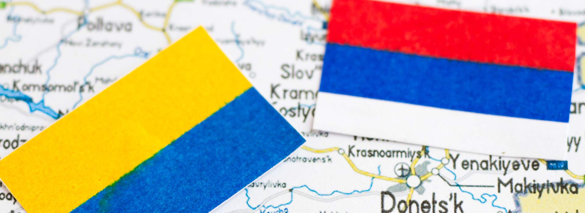 Imagem das bandeiras da Rússia e Ucrânia
