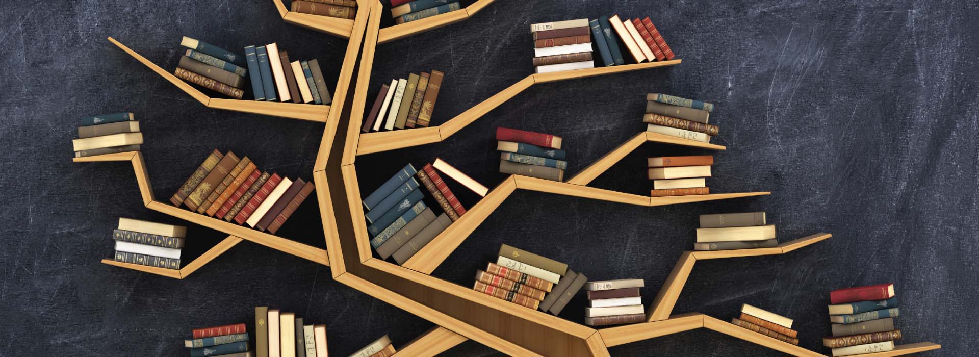Imagem de estante de madeira em formato de árvore com muitos livros