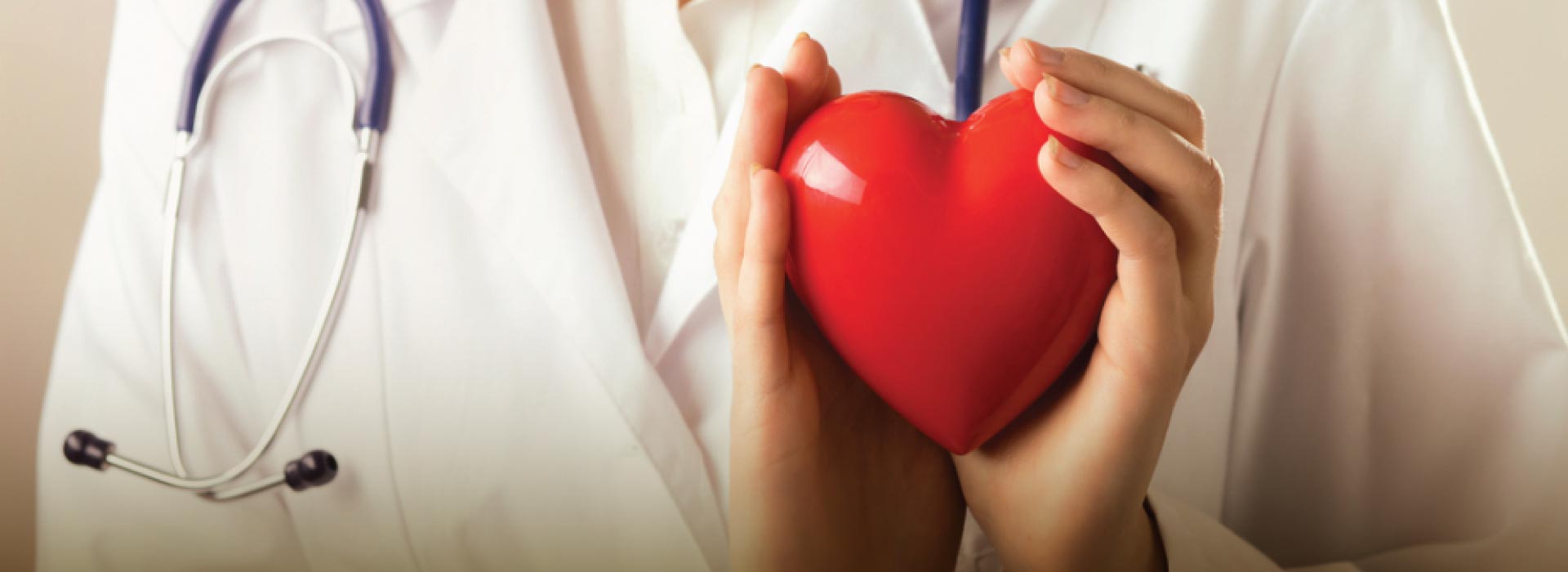 Imagem ilustrativa de uma médica segurando um coração