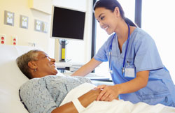 Mulher profissional da saúde atendendo uma paciente idosa