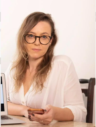 Imagem mostra editora executiva Natália Leal, mulher branca com óculos